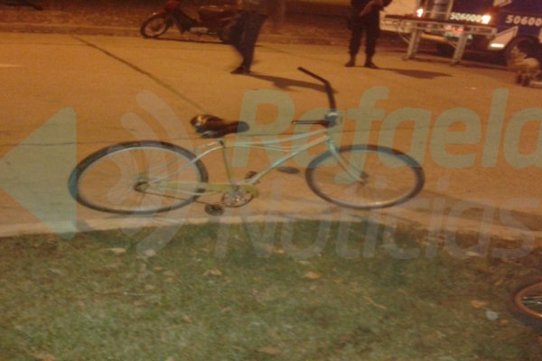 Se cruzó en bicicleta, provoco un accidente y huyo