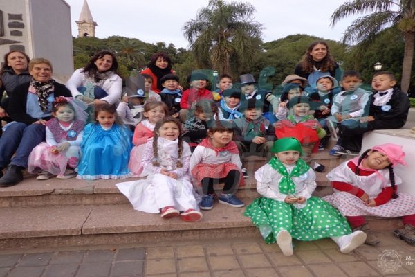 El Jardín Municipal Nº 1 repartió escarapelas en la Plaza 25 de Mayo