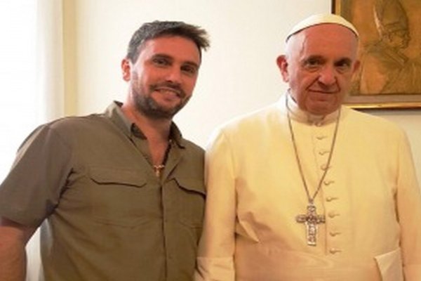 El Papa recibió a Adrián Pallarols, quien hará el trofeo del Partido de la Paz