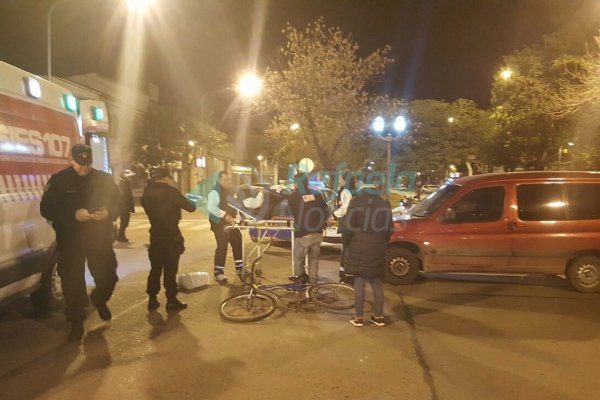 Chocan a un ciclista en Bv. Irigoyen