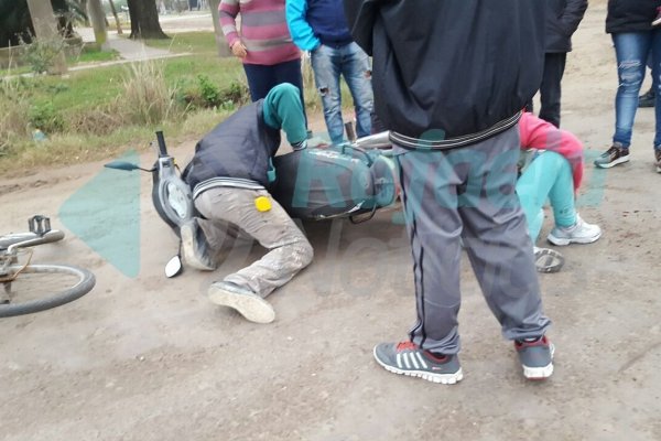 Un motociclista atropelló a un peatón y una joven cayó sola con su moto