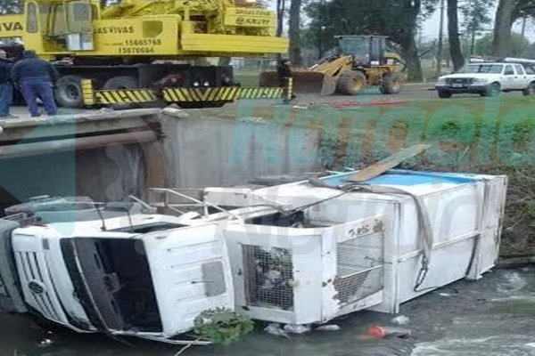 Camión recolector cayó al zanjón