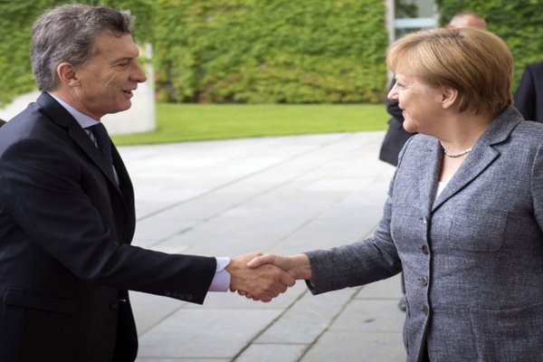 Macri llegó a Alemania y se reunió con Angela Merkel y empresarios