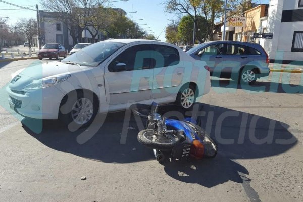 Accidente de tránsito con una femenina lesionada