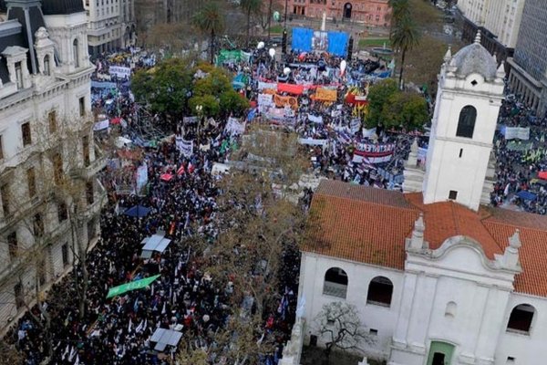 Marcha Federal: reclamo de cambio de políticas y advertencia de paro nacional