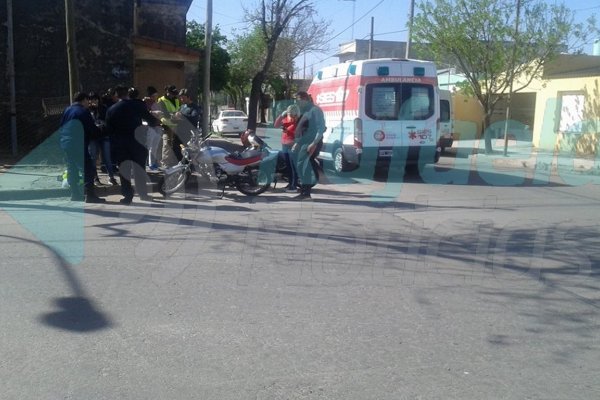 Accidente de tránsito entre un remis y una moto