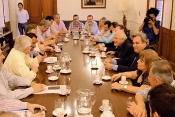 Trascendente reunión entre el Gobernador y los gremios estatales santafesinos