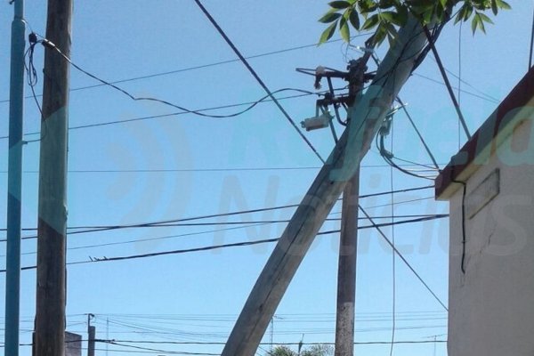 Vecinos en peligro por un poste de Telecom a punto de caerse