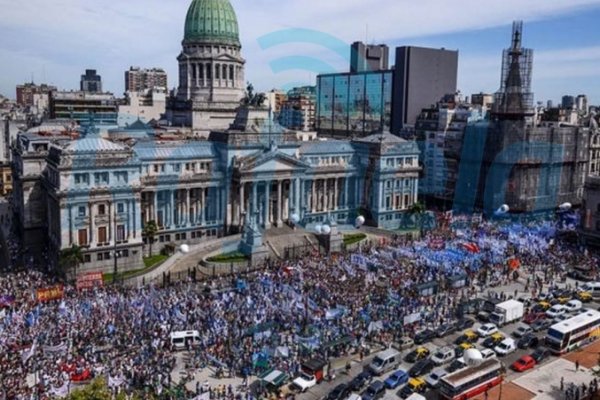 Multitudinaria marcha de docentes en reclamo de la paritaria nacional en Buenos Aires