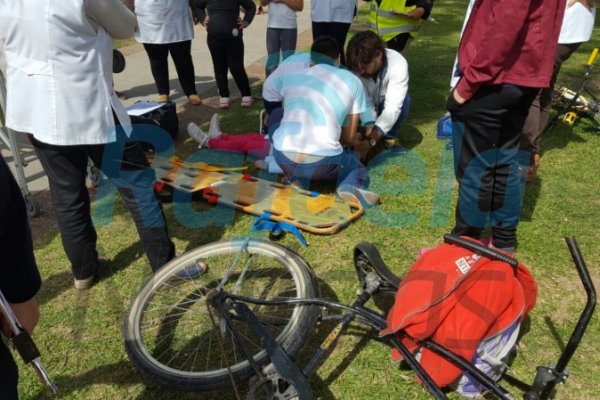 Un camión chocó a una nena en bicicleta y huyó