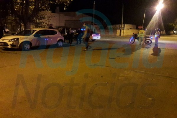 Accidente entre auto y moto