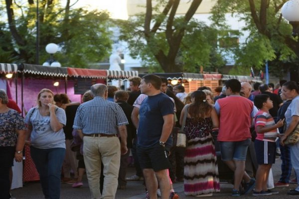 Fin de semana de feria y música en la Plaza 25 de Mayo