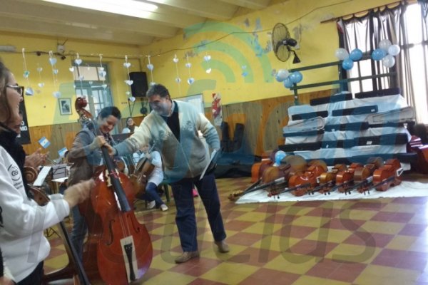 Entrega de instrumentos musicales a Escuelas Orquesta