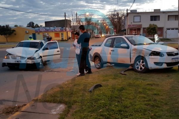 Accidente entre auto y camioneta