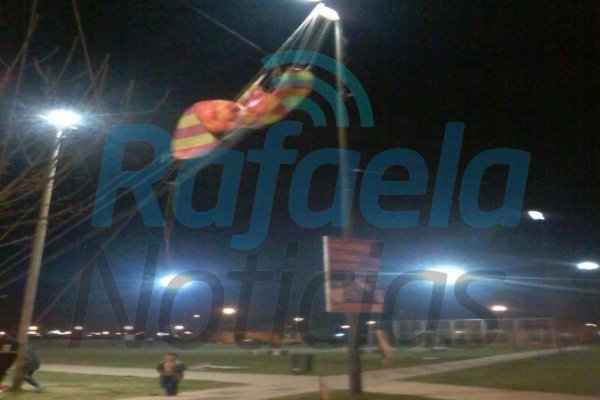 Maniobraba un parapente y se enredó en los cables de energía