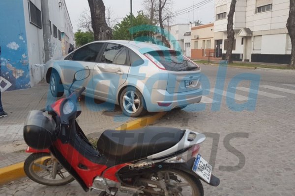 Un auto terminó sobre la vereda en un fuerte choque