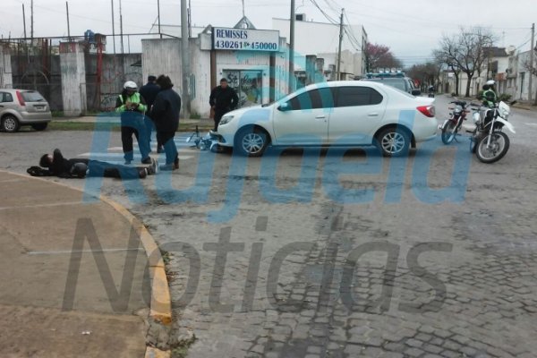 Accidente de tránsito en el que intervino un motociclista