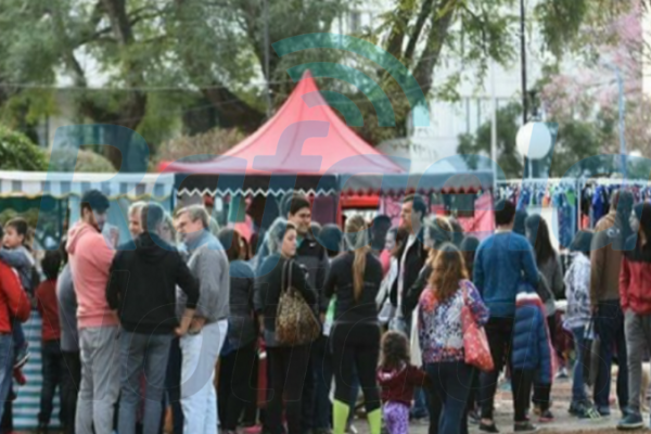 Feria de artesanías, arte y diseño en la Plaza 25 de Mayo