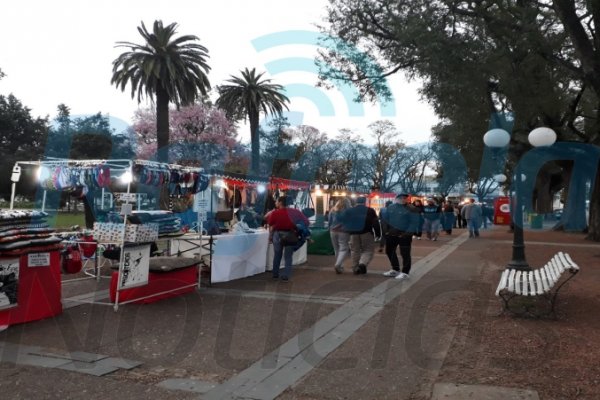 Feria de artesanías en la Plaza 25 de Mayo