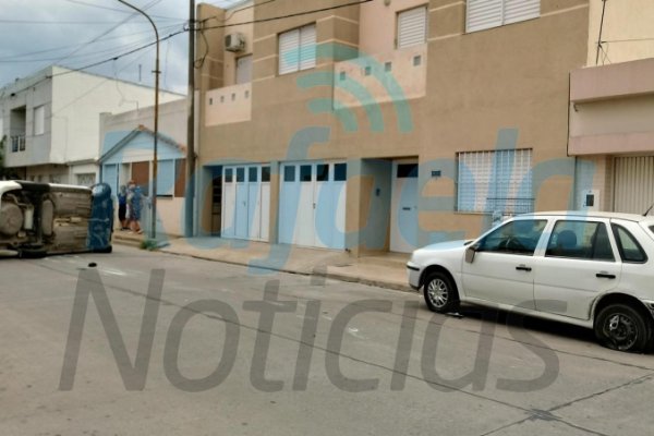 Choque y vuelco en barrio San Martín