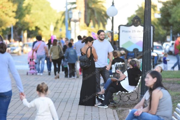 Fin de semana de feria y música en la Plaza 25 de Mayo