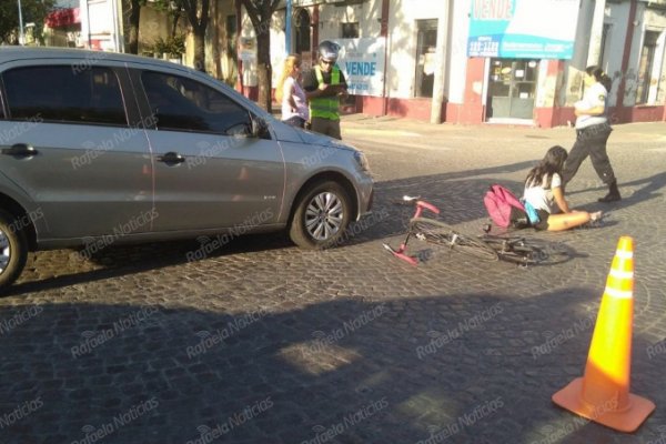 Accidente de tránsito entre auto y bicicleta