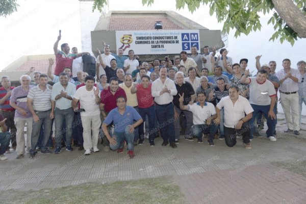 Culmina la entrega de útiles escolares en Camioneros