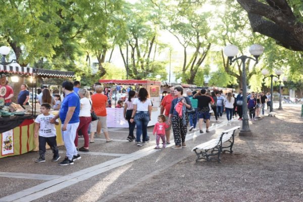 Feria de Artesanías, Arte y Diseño en la Plaza 25 de Mayo