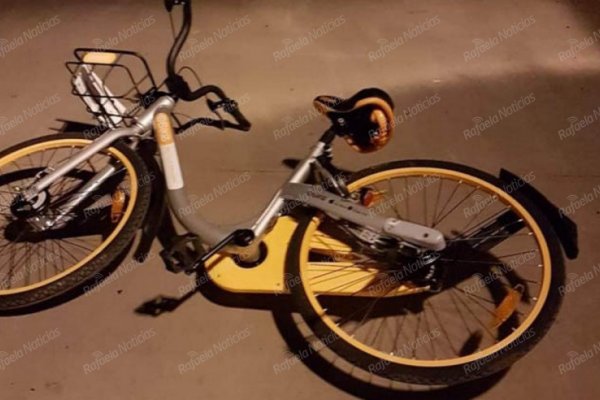 Abrieron la puerta del auto y un ciclista terminó en el suelo