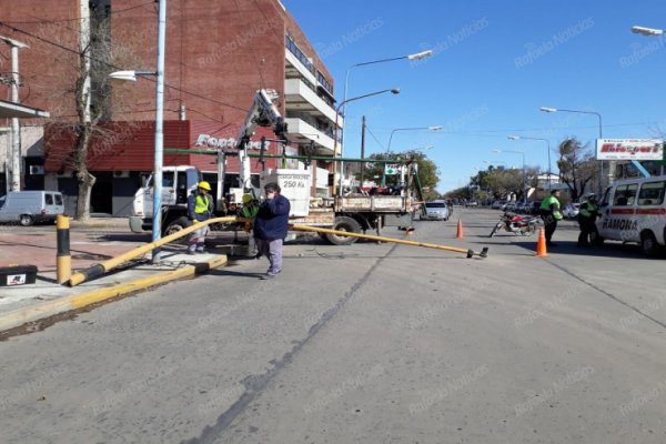 Se desplomó una columna de semáforo en Av. Santa Fe