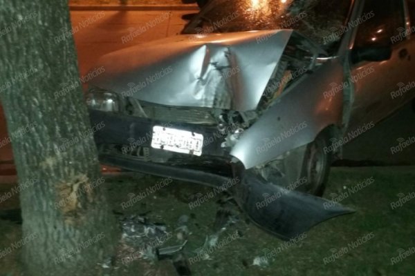 Dos automovilistas chocaron contra un árbol