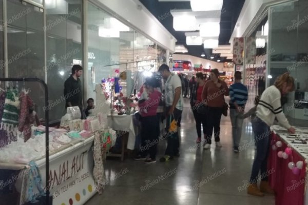 Feria de emprendedores en el paseo libertad de Rafaela