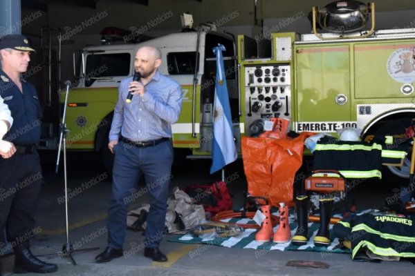 La Provincia entregó un autobomba a Bomberos Zapadores de Rafaela