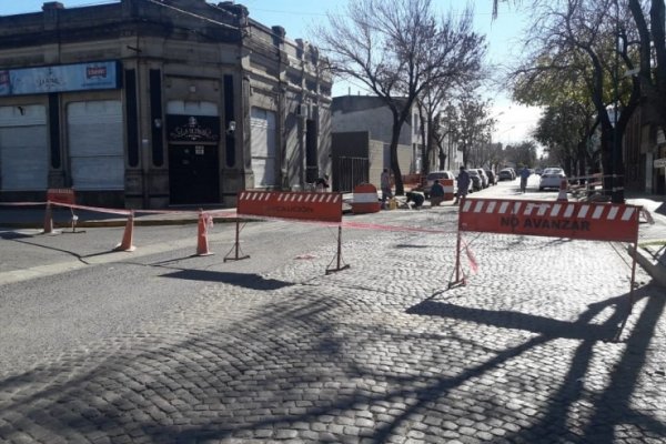 Trabajos de desagües en calle Tucumán