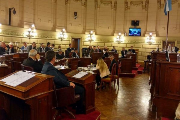 Media sanción del Senado al proyecto de ley sobre comisiones de riesgos de trabajo