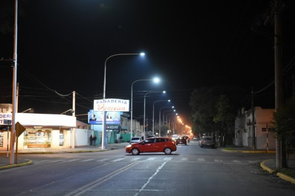 Con instalación de luminarias LED, avanzan los trabajos en avenida Luis Fanti