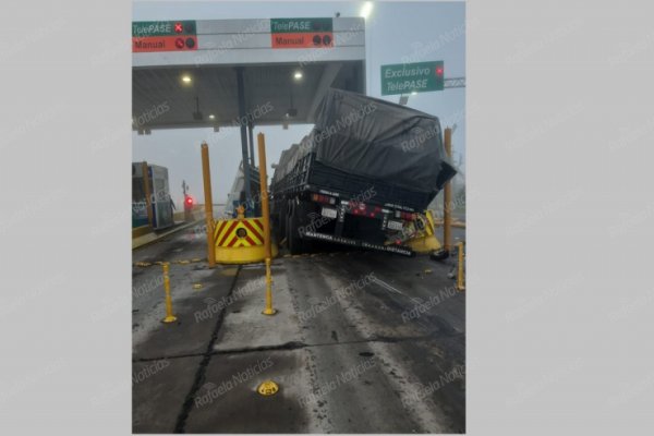 Varios heridos tras el choque de un camión contra una cabina de peaje en la autopista a Santa Fe