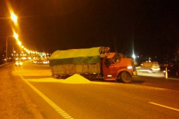 Un camión cargado con cereal volcó en Circunvalación