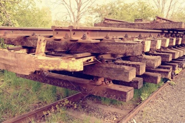 Tres masculinos aprehendidos y una camioneta secuestrada por la sustracción de durmientes desde el Ferrocarril