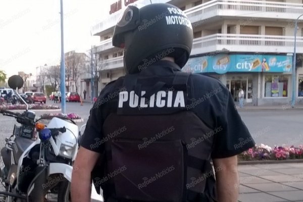 Circulaban en una moto robada y fueron sorprendidos por efectivos policiales