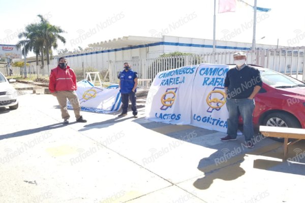 Manifestación en una empresa láctea local por demoras en la descarga