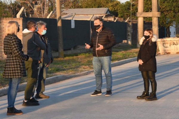 Castellano recorrió la obra de pavimentación en Bo. Amancay