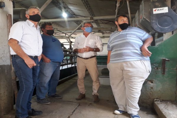 Dos familias, dos maneras de producir leche y los mismos reclamos