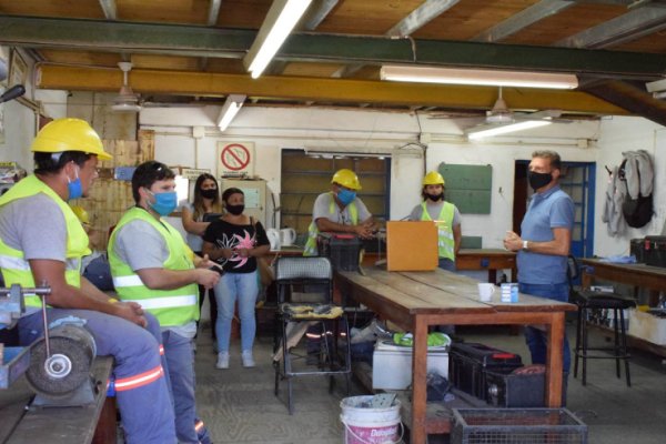 Darío Cocco junto a los trabajadores del Corralón y del Obrador Municipal