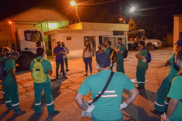 Darío Cocco junto a los trabajadores de recolección de residuos