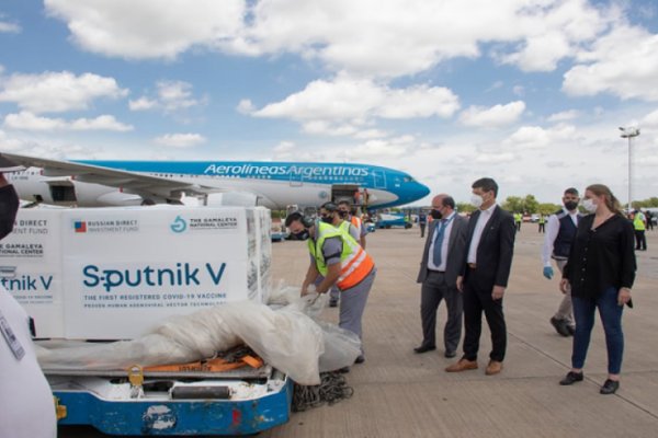 Un nuevo vuelo en busca de vacunas viaja para Rusia