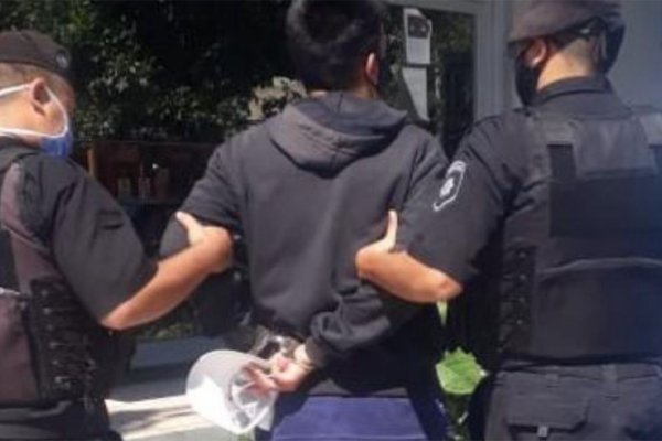 Detienen a un adolescente con un maletín y un rollo de cables