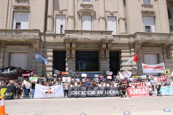 Docentes destitularizados y trabajadores precarizados se manifestaron frente al Ministerio