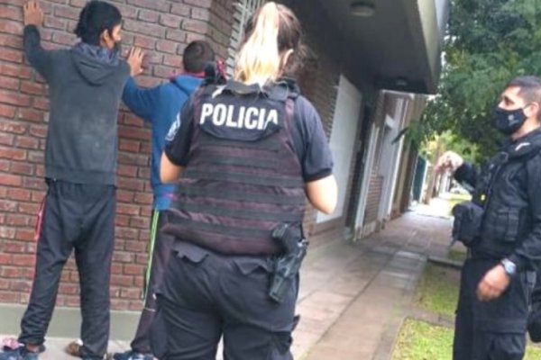 Dos detenidos tras ser encontrados robando