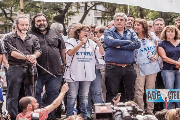 Ahora la mayoría de los gremios docentes admite la “presencialidad” en las escuelas